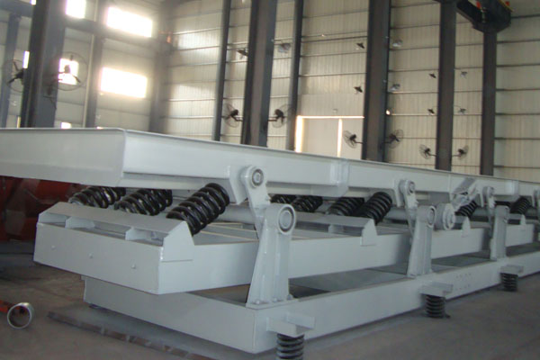 連桿式振動(dòng)輸送機(jī)的技術(shù)優(yōu)勢(shì)與應(yīng)用